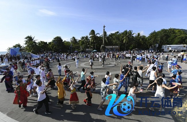 干涉游园会的东谈主员在民族大联欢活动中舞蹈。新华社记者 杨文斌摄