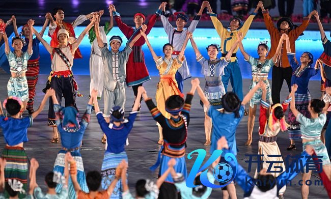 演员在民族大联欢晚会现场饰演。新华社记者 杜子璇摄