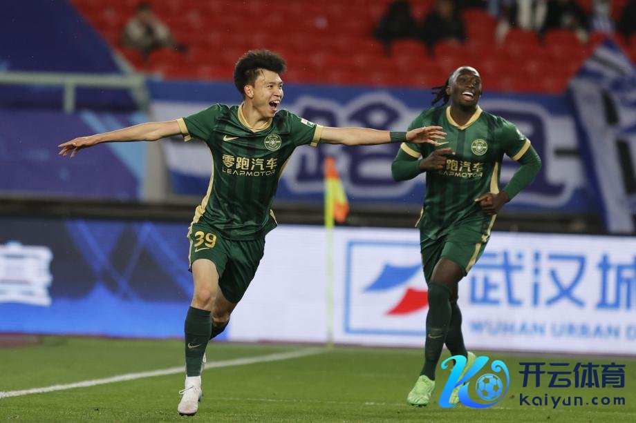 [图]王钰栋造乌龙+处子球布彭扎双响 浙江4-0三镇